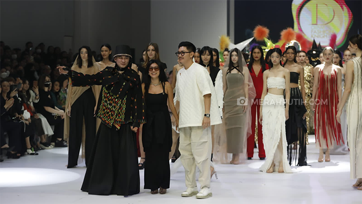Dewi Fashion Knight Tutup Jakarta Fashion Week 2023