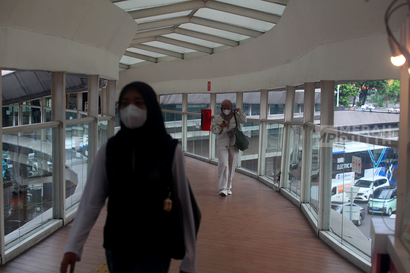 Penumpang berjalan di Jembatan Halte CSW, Jakarta Selatan, Rabu (29/10/2025).