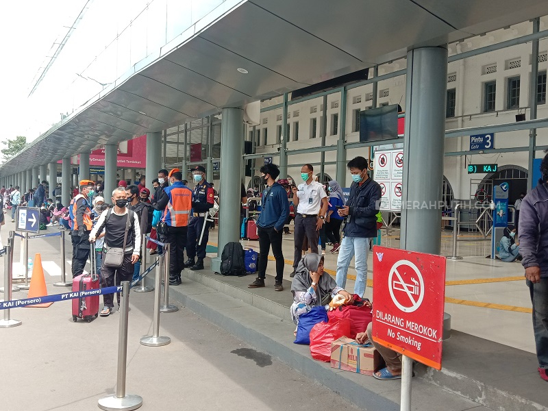 Ratusan Orang Reaktif COVID-19 Saat Tes Antigen di Stasiun