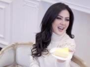 Syahrini Berikan Potongan Pertama Tumpeng Ulang Tahun untuk