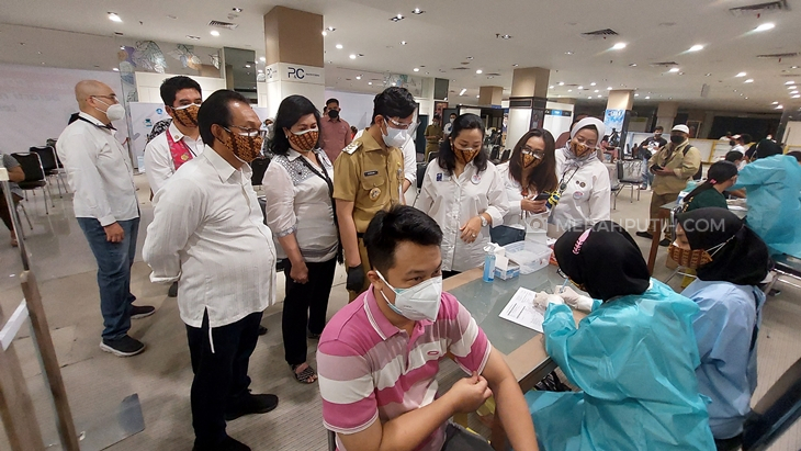   Wali Kota Solo Gibran Rakabuming Raka meninjau vaksinasi di mal. (MP/Ismail)