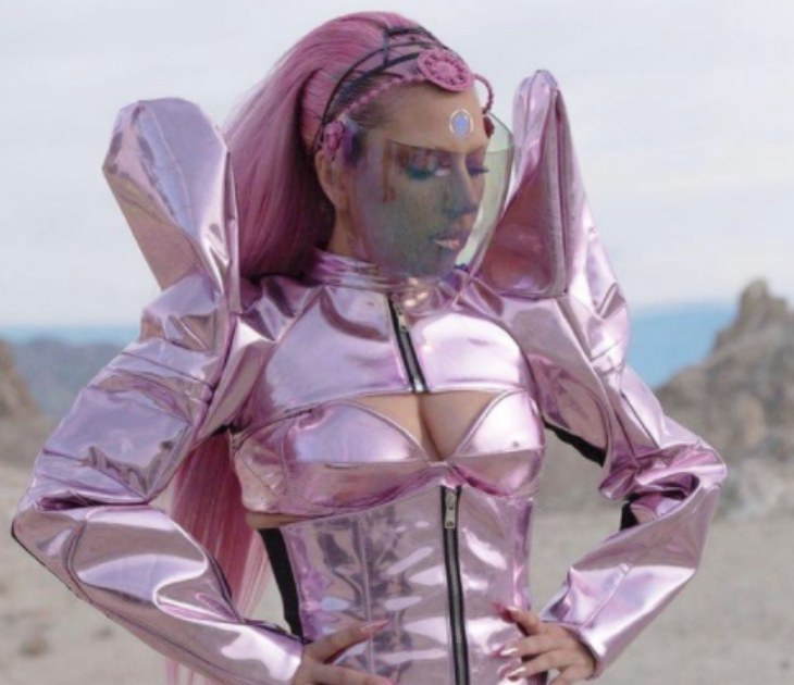 Lady Gaga Pakai Face Shiel Karya Desainer Indonesia