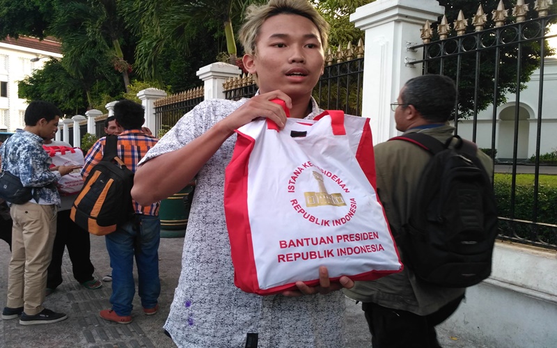 Salah seorang warga Yogyakarta yang mendapat paket sembako dari Presiden Jokowi