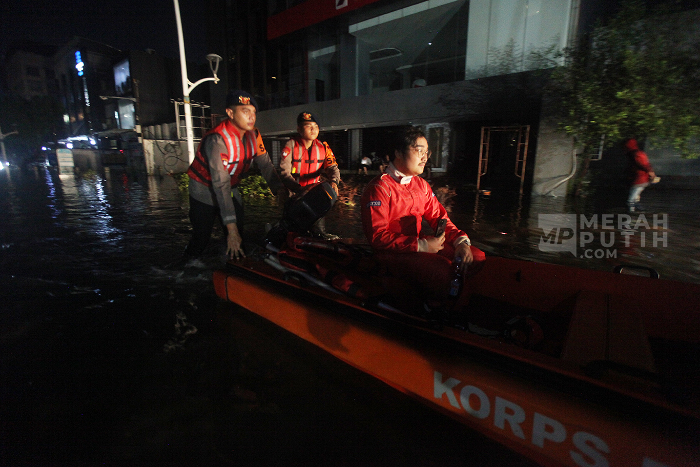 Petugas Kepolisian mengevakuasi warga korban banjir di Kawasan Kemang, Jakarta Selatan, Kamis (30/10/2025).