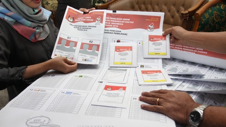 Petugas Komisi Pemilihan Umum (KPU) memperlihatkan contoh surat suara Pemilu 2019 di Gedung KPU, Jakarta, Senin (10/12). (Foto: Antara/Reno Esnir)