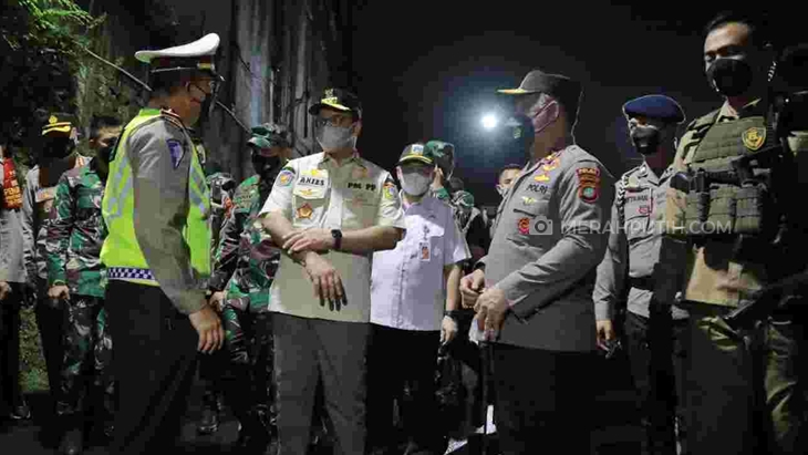 Gubernur DKI Jakarta Anies Baswedan (tengah) saat sidak terkait PPKM Mikro di Kemang, Jaksel, Jumat (18/6). (Foto: MP/Asropih)