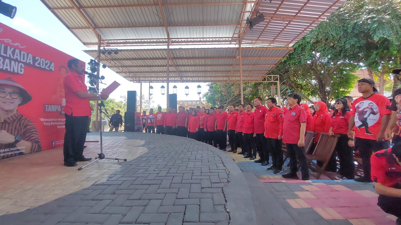 PDIP Solo Tidak Peduli Gibran Blusukan Bagikan Sembako Dukung Calon KIM Plus