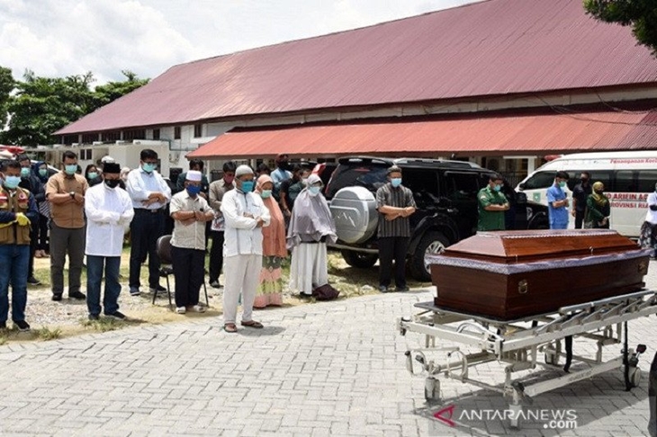 Gubernur Riau Syamsuar (masker hitam) turut menshalatkan jenazah dokter Oki di pelataran RS Arifin Achmad Kota Pekanbaru, Sabtu (12/9). (ANTARA/FB Anggoro)