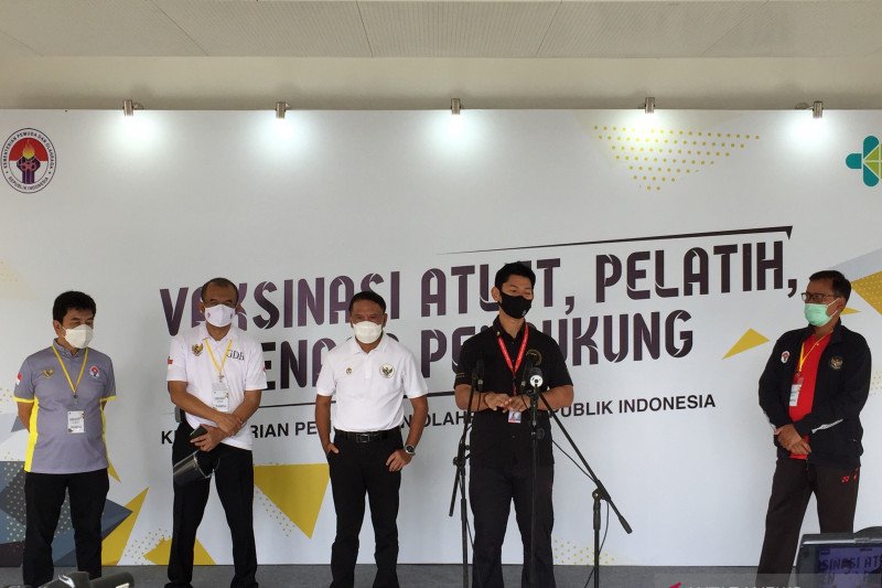 Menteri Pemuda dan Olahraga Zainudin Amali (tengah) saat memberikan keterangan pers terkait vaksinasi atlet, pelatih dan tenaga pendukung di Istora Gelora Bung Karno, Jakarta, Jumat (26/2/2021). (ANTARA/Shofi Ayudiana)