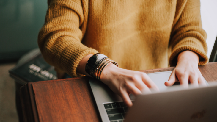 Lingkungan kerja yang sehat memberikan manfaat jangka panjang. (Foto: Unsplash/Christin Hume)