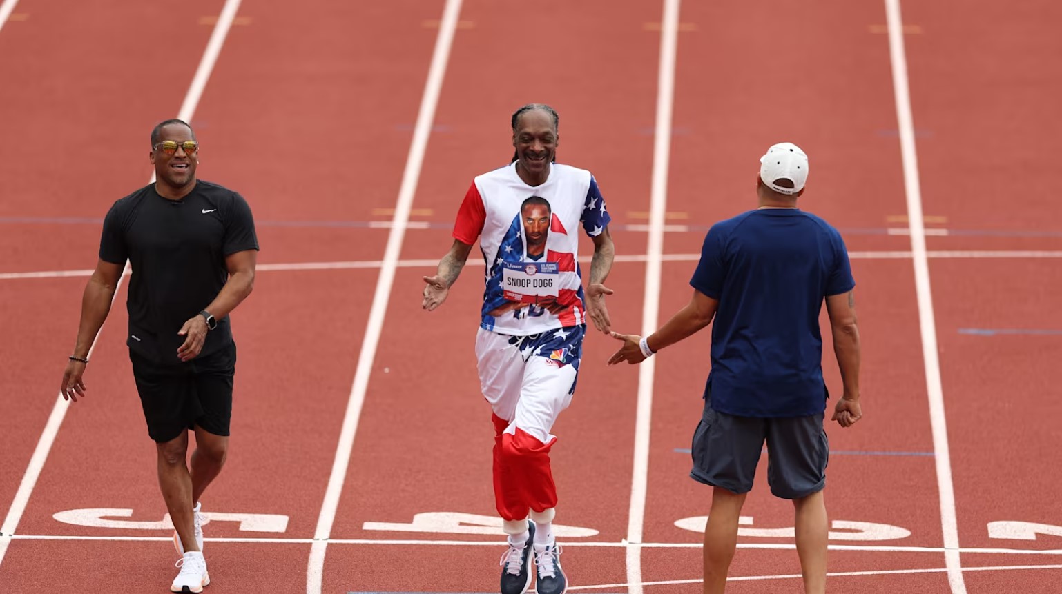 Snoop Dogg Ikut Ekshibisi Lomba Lari Olimpiade 200 Meter, Catatkan 34,44 Detik