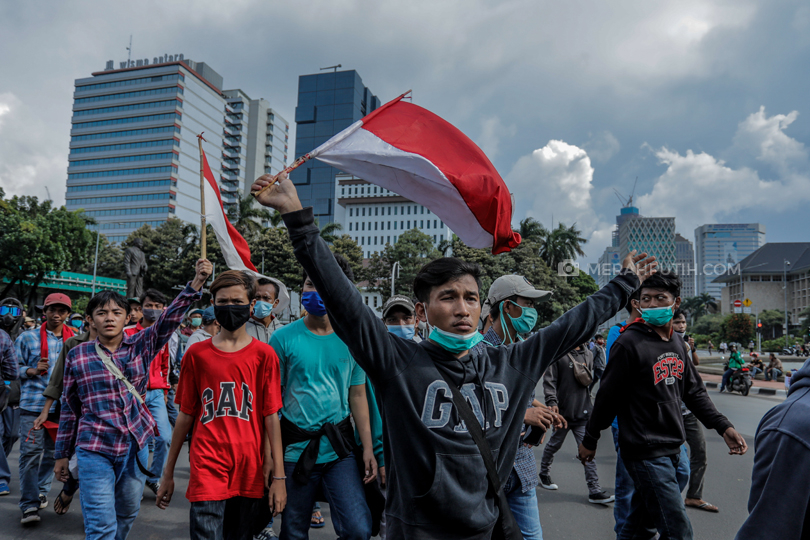 Massa Aksi Remaja Unjuk Rasa Tolak UU Cipta Kerja