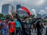 Massa Aksi Remaja Unjuk Rasa Tolak UU Cipta Kerja