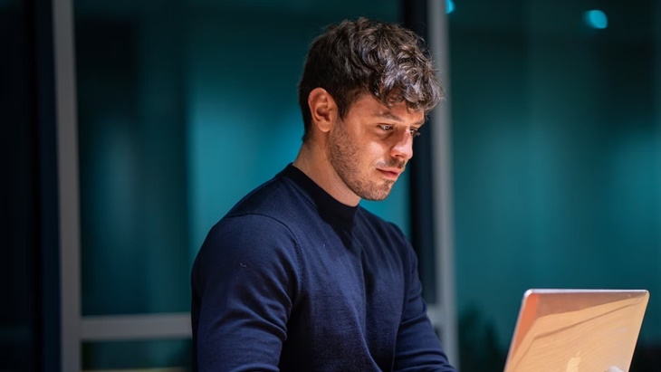 Cara Menghadapi Pasangan Workaholic