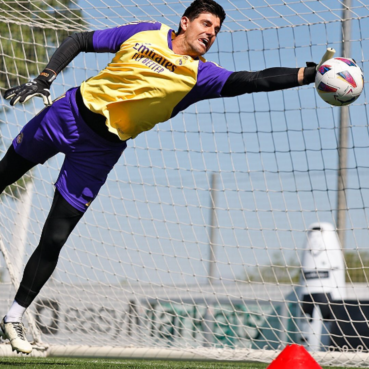Pesepak bola Berzodiak Taurus. Foto Courtois