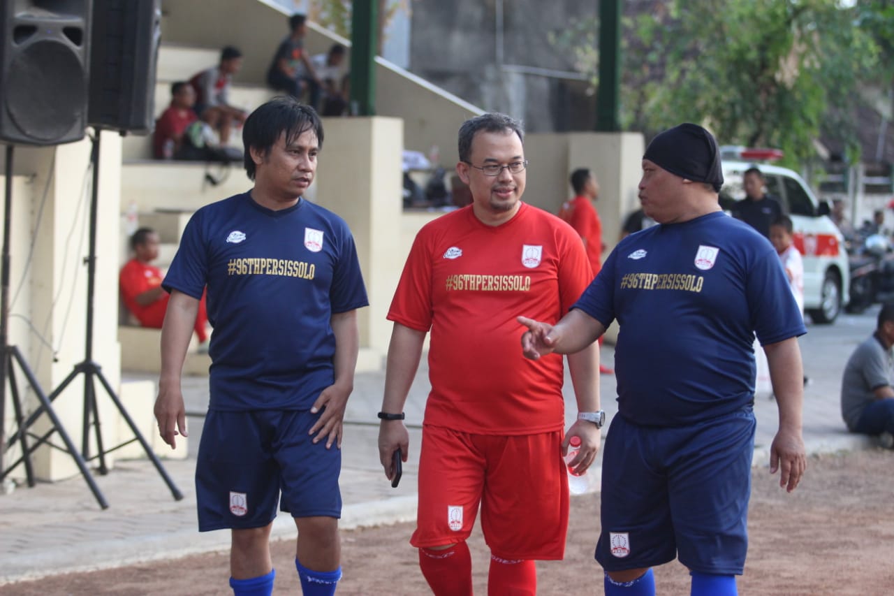 Pemilik Persis Solo, Vijaya Fitriyasa saat mengikuti pertandingan sepakbola persahabatan dalam rangka HUT ke-96 Persis Solo di Lapangan Kota Barat, Solo, Jawa Tengah, Minggu (10/11). (MP/Ismail)