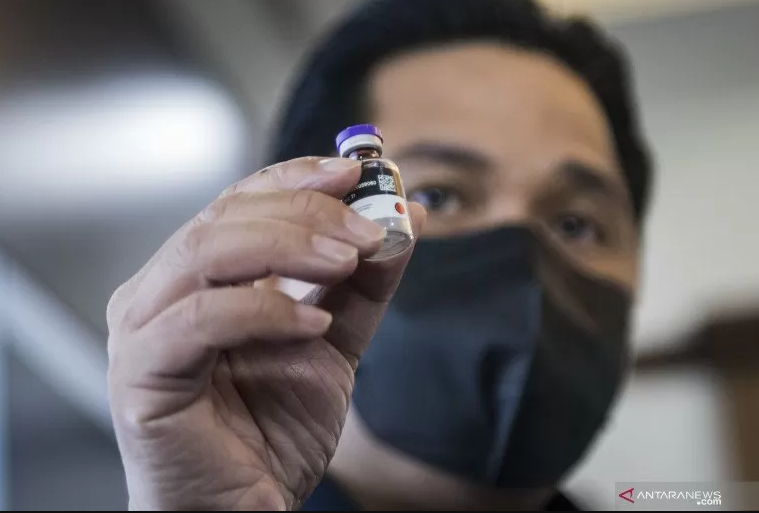 Ilustrasi - Menteri BUMN Erick Thohir menunjukkan contoh kemasan botol vaksin COVID-19. ANTARA FOTO/M. Agung Rajasa/aww.