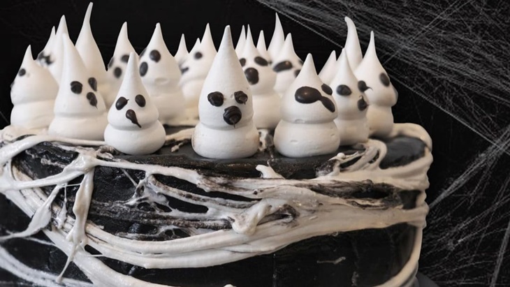 Cafe Le Bleu JHL Solitaire Gading Serpong, Sediakan Kue Halloween nan Lucu
