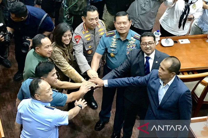 Ketua Komisi I DPR RI Meutya Hafid (empat kiri) berjabat tangan bersama Kasad Jenderal TNI Agus Subiyanto, Panglima TNI Laksamana TNI Yudo Margono, Kapolri Jenderal Pol. Listyo Sigit Prabowo, Kasal Laksamana TNI Muhammad Ali, Kasau Marsekal TNI Fadjar Prasetyo sebelum uji kepatutan dan kelayakan calon Panglima TNI di Komisi I DPR RI, Jakarta, Senin (13/11/2023). (ANTARA/Genta Tenri Mawangi/aa)