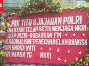Karangan Bunga Bubarkan FPI Warnai Mabes Polri