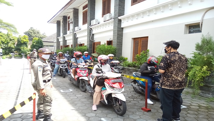 Petugas KPAI meninjau KBM tatap muka di SMPN 4 Solo, Jawa Tengah, Selasa (10/11). (MP/Ismail)