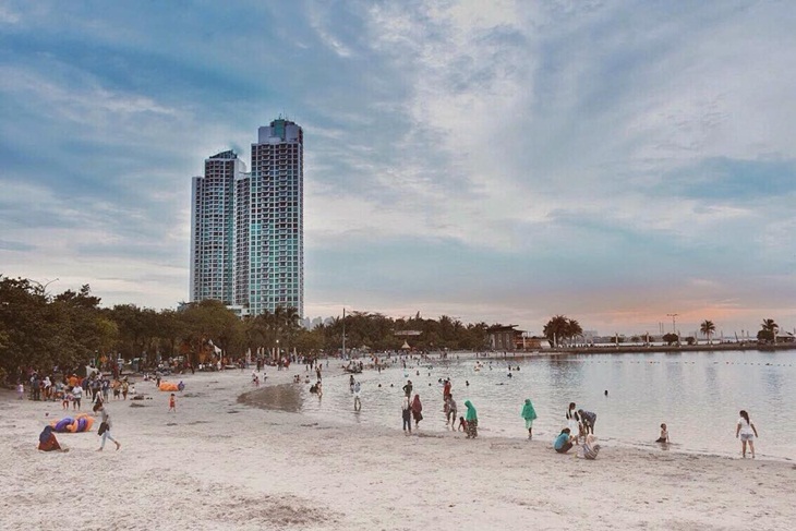 Pantai Ancol. (Foto: instagram.com/ancoltamanimpian)