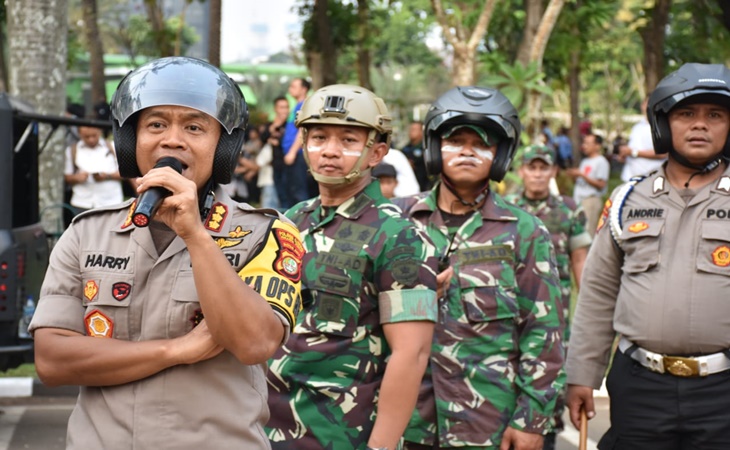 Kapolres Jakarta Pusat Kombes Harry Kurniawan meminta massa para pelajar untuk membubarkan diri