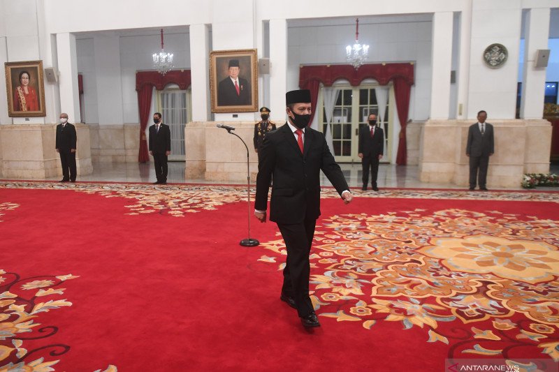 Kepala Badan Nasional Penanggulangan Terorisme (BNPT) Irjen Pol Boy Rafli Amar mengikuti upacara pelantikan di Istana Negara, Jakarta, Rabu (6/5). ANTARA FOTO/Akbar Nugroho Gumay/Pool/hp.