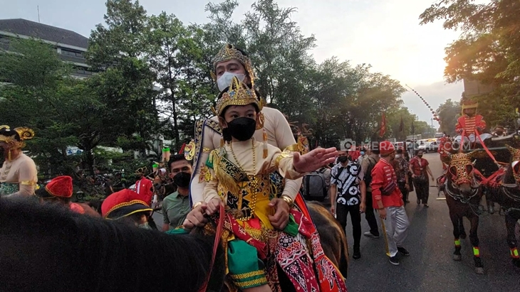 Naik Kuda di Kirab Solo Menari, Jan Ethes Curi Perhatian Warga