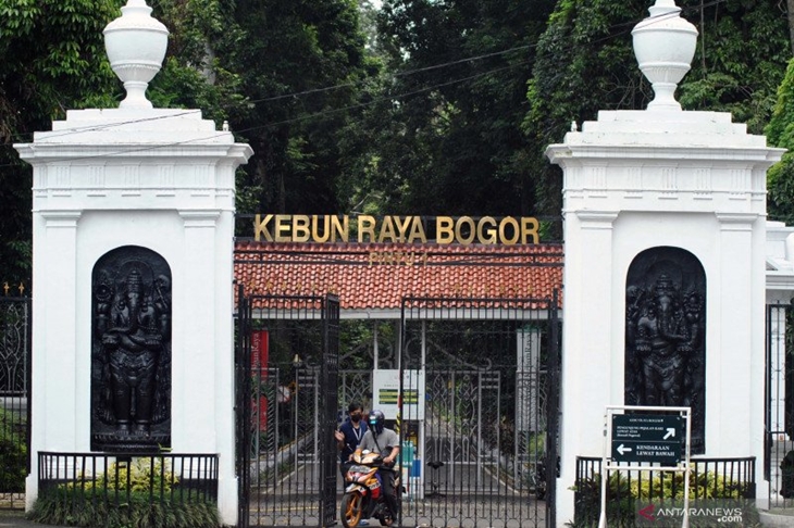 Petugas keluar dari pintu masuk Kebun Raya Bogor yang ditutup untuk umum di Kota Bogor, Jawa Barat, Kamis (19/3/2020). Mengantisipasi pencegahan penyebaran virus Corona (COVID-19), Lembaga Ilmu Pengetahuan Indonesia (LIPI) melakukan penutupan sementara empat Kebun Raya yang dikelola LIPI, yakni Kebun Raya Bogor, Kebun Raya Cibodas, Kebun Raya Purwodadi, dan Kebun Raya "Eka Karya" Bali. ANTARA FOTO/Arif Firmansyah/foc.
