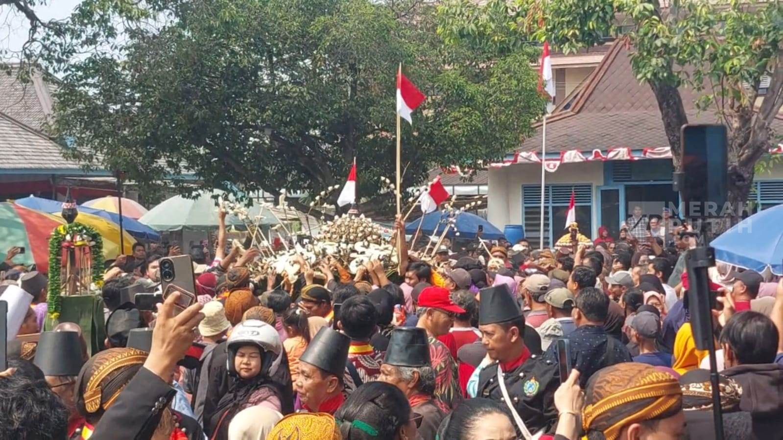 2 Raja Keraton Solo Gelar Grebeg Mulud, Gunungan Ludes saat Doa belum Selesai