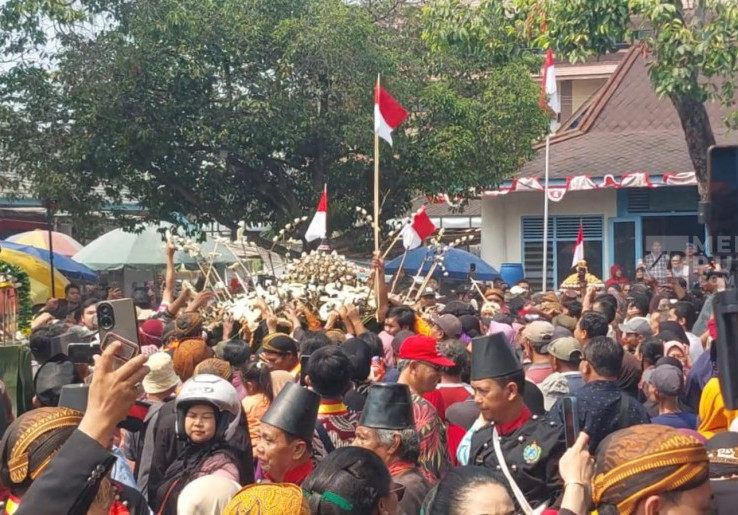 2 Raja Keraton Solo Gelar Grebeg Mulud, Gunungan Ludes saat Doa belum Selesai