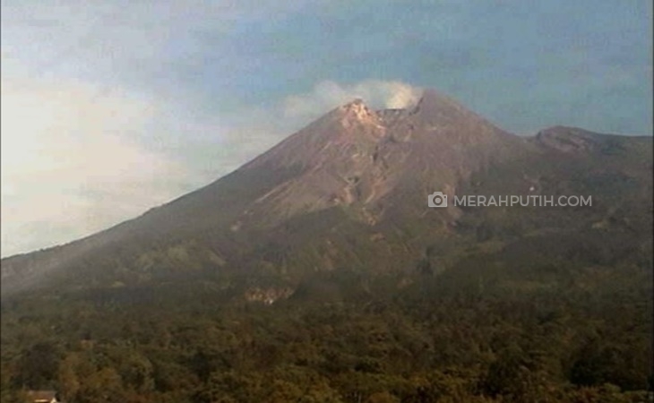  Merapi Keluarkan Awan Panas, Hujan Abu Tipis Melanda Kecamatan Turi