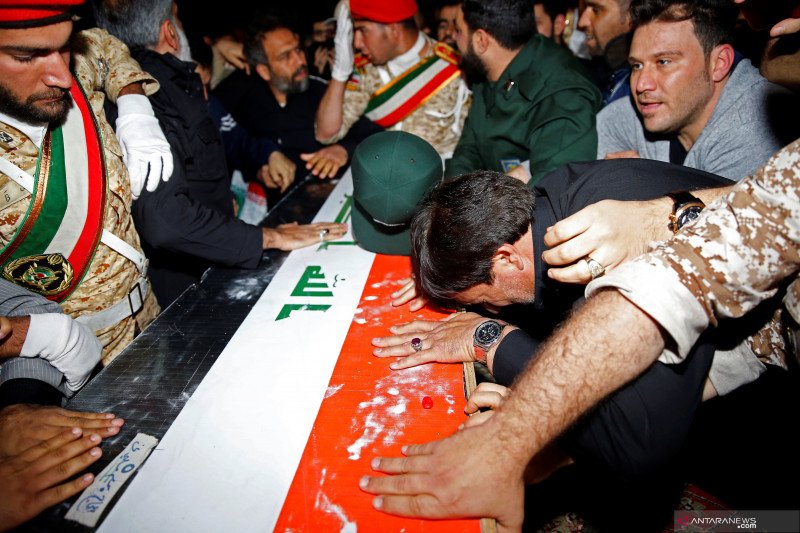 Para pelayat mencium peti mati Komandan Garda Revolusi Iran, Mayor Jenderal Qasem Soleimani yang terbunuh dalam serangan udara di bandara Baghdad, di Ahvaz, Iran, Minggu (5/1/2020). ANTARA FOTO/Hossei
