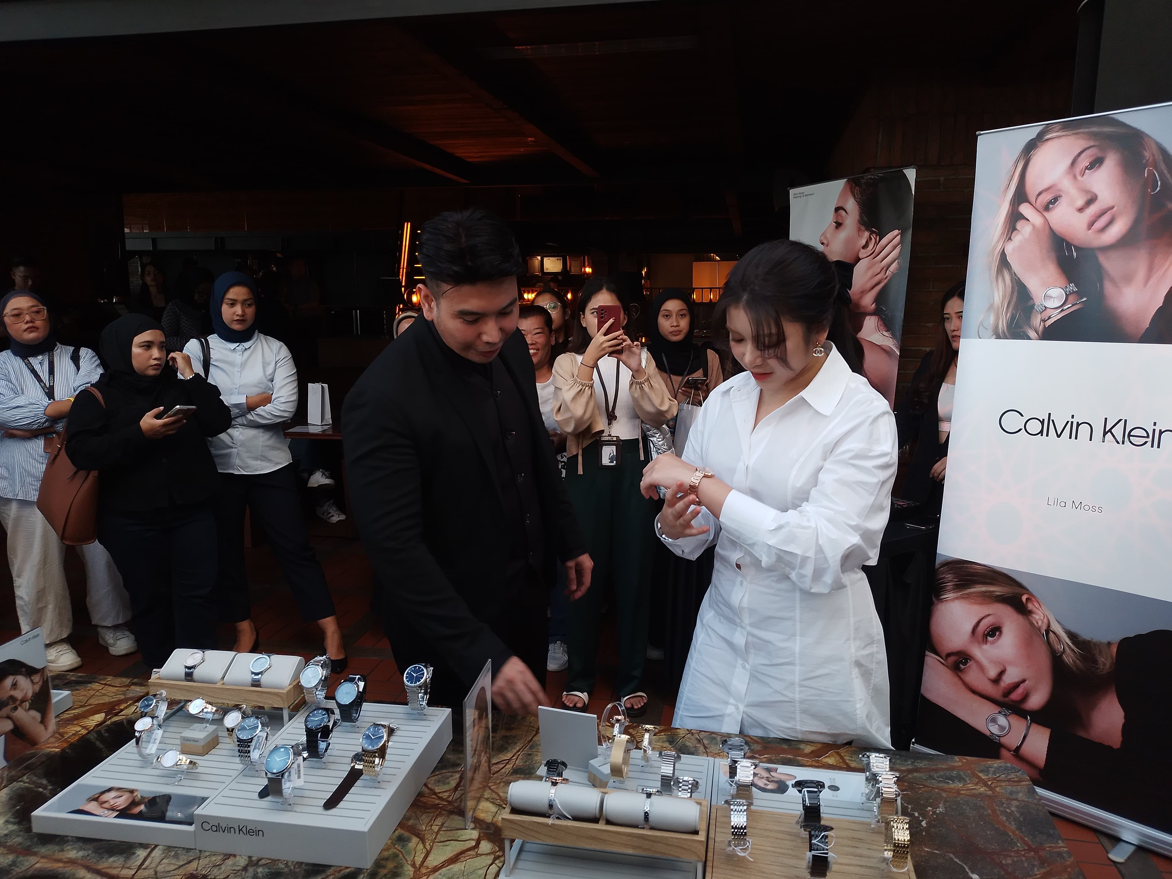 Kecintaan Tiara Andini pada Jam Tangan Warna Hitam
