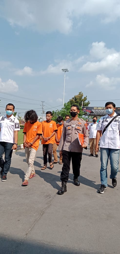 Polres Klaten, Jawa Tengah mengamankan lima orang tersangka dalam kasus balon udara meledak di rumah warga, Selasa (18/5). (MP/Ismail)