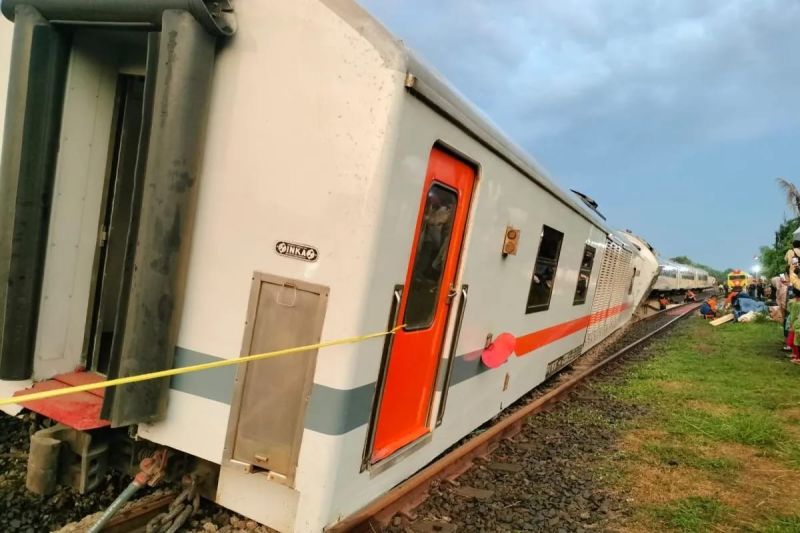 KA Purwojaya Anjlok Bikin Jadwal Kereta di Daop Madiun 'Ambya'  Berjam-jam!