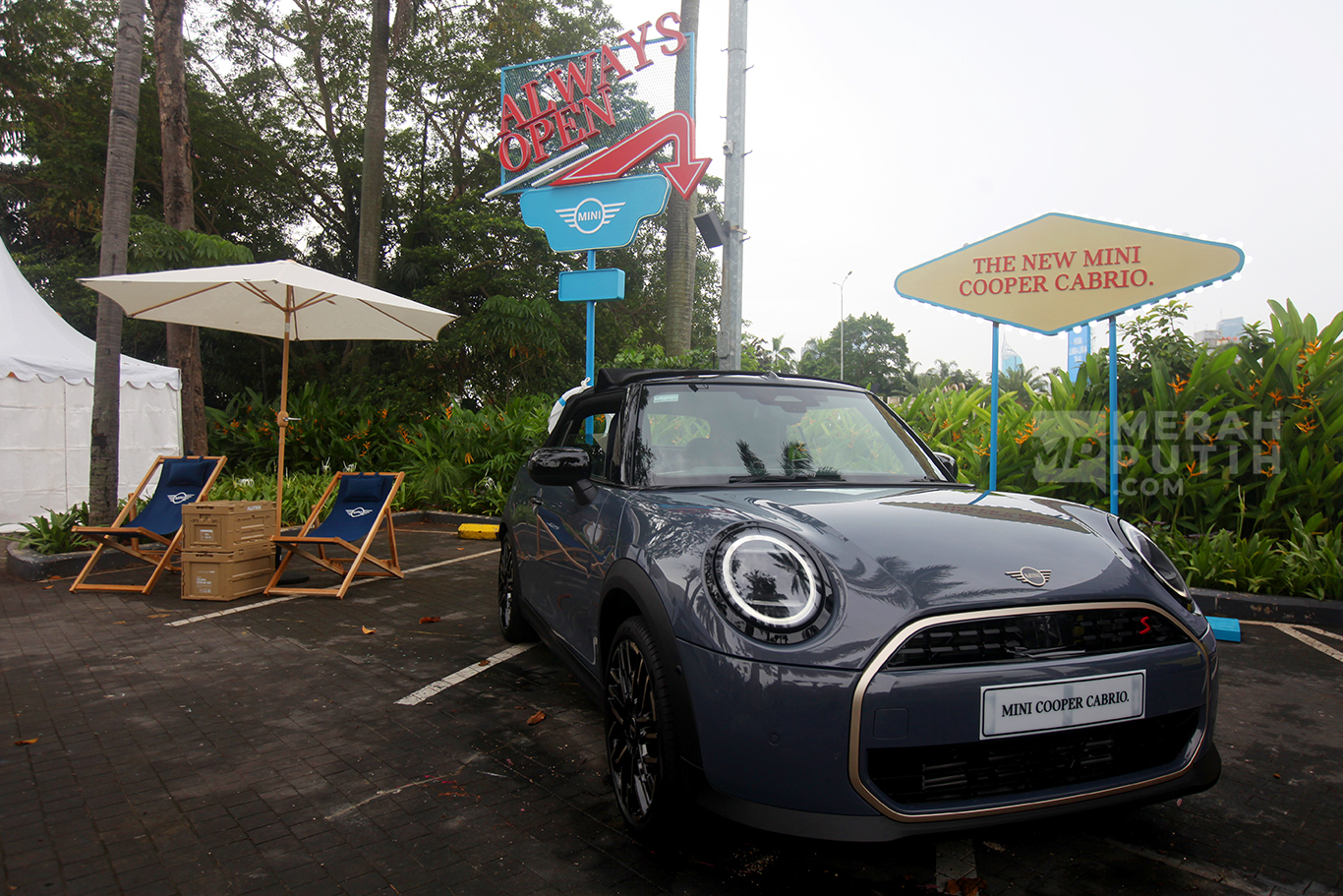 Mobil Mini Cooper Cabrio saat peluncuran MINI John Cooper Works model terbaru di Jakarta, Jumat (23/5/2025).