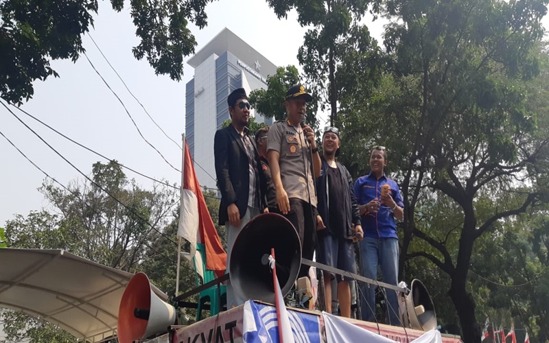 Kapolres Jakarta Pusat Kombes Harry Kurniawan berorasi dihadapan massa driver taksi online