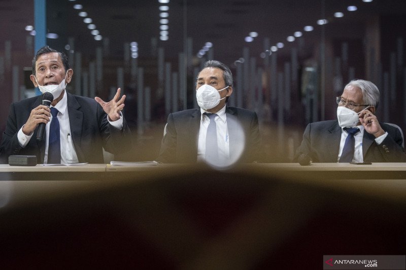 Ketua Dewan Pengawas KPK Tumpak Hatorangan Panggabean (kiri) bersama anggota Dewan Pengawas Syamsuddin Haris (tengah) dan Harjono (kanan) memberikan keterangan pers seusai menyelenggarakan sidang putusan pelanggaran kode etik pegawai KPK di Gedung KPK C1, Jakarta, Kamis (8/4/2021). Foto: ANTARA FOTO/Aprillio Akbar