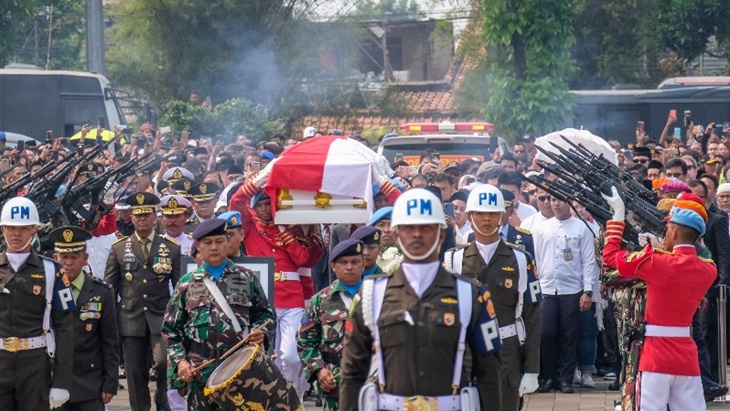 Prosesi pemakaman jenazah Presiden ke-3 Republik Indonesia, BJ. Habibie di Tempat Makam Pahlawan Kalibata, Jakarta, Kamis, (12/9/2019). (Merahputih.com/Rizki Fitrianto)