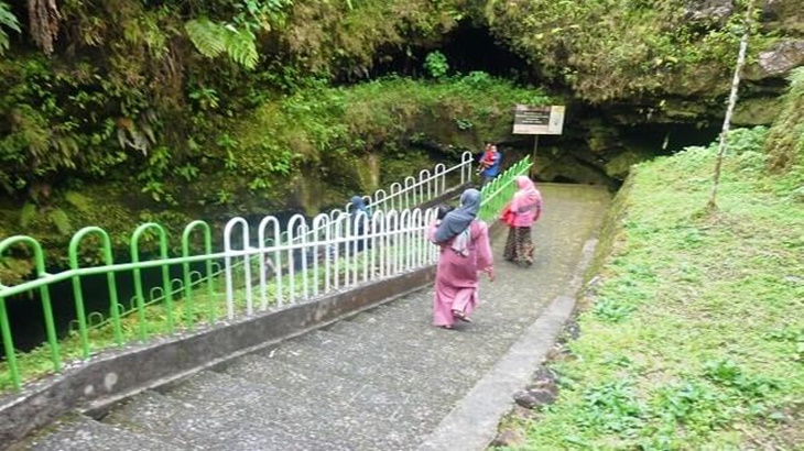 Jalan masuk ke Goa Lawang