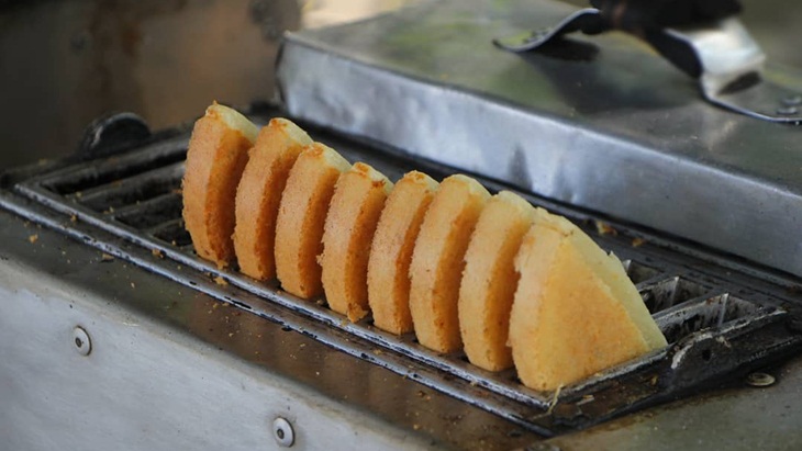 Kue broncong yang cocok disantap sambil minum teh. (Foto: instagram@lacharite.mks)