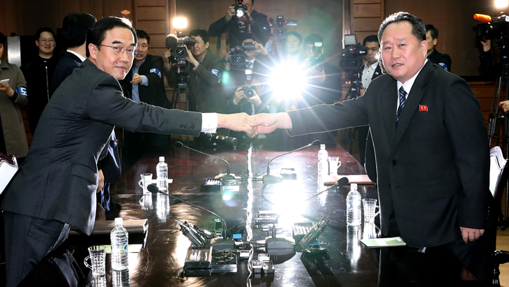 Menteri Unifikasi Korea Selatan Cho Myoung-gyon dan rekannya dari Korea Utara Ri Son Gwon berpose untuk foto sebelum pertemuan mereka di desa gencatan senjata Panmunjom, Korea Selatan, Kamis (29/3). (ANTARA FOTO/Korea Pool/Yonhap via REUTERS)