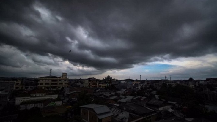 Ilustrasi -- Awan hitam Cumulonimbus bergelayut di langit Kota Lhokseumawe, Provinsi Aceh. (ANTARA FOTO/Rahmad/hp)