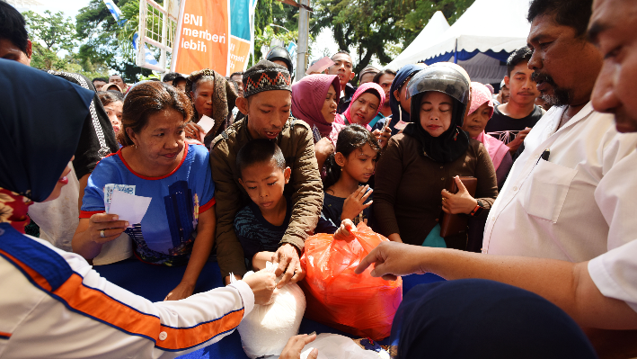 Presiden Jokowi Bagikan Paket Sembako di Bogor