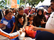 Presiden Jokowi Bagikan Paket Sembako di Bogor