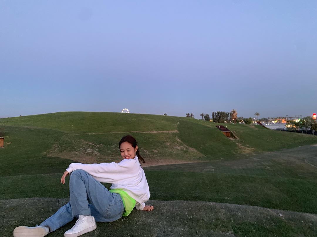 (Cover) Yuk lihat sneakers kece yang dipakai Amber Liu. (Foto Dazed )