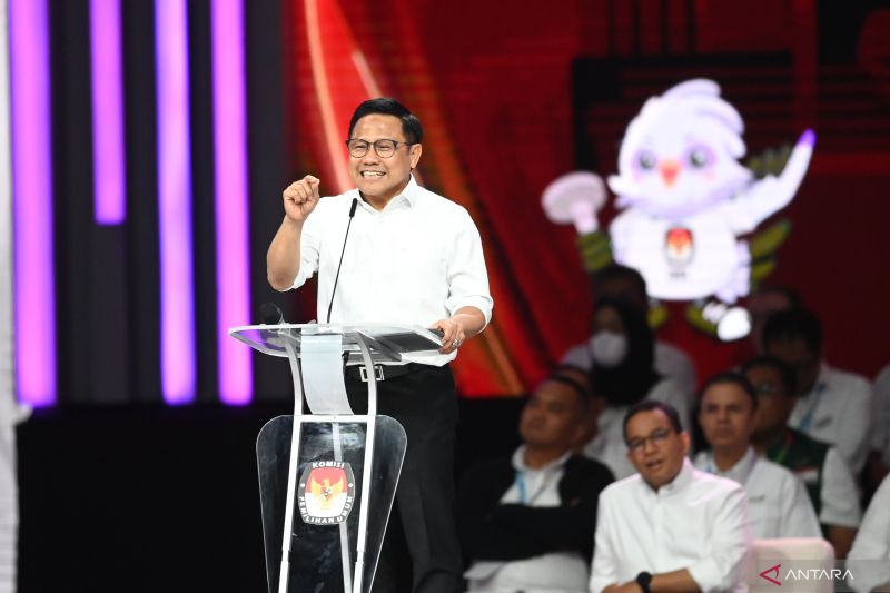 Cawapres nomor urut 1, Muhaimin Iskandar, menyampaikan pandangannya saat Debat Keempat Pilpres 2024 di Jakarta Convention Center (JCC), Jakarta, Minggu (21/1)