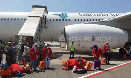 Tiba di Tanah Air, 360 Jamaah Haji Kloter 1 Debarkasi Solo Sujud Syukur di Landasan Pesawat